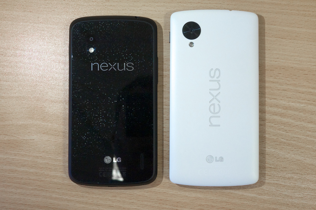 nexus 4 vs 5 side by side black and white