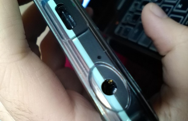 photo of nexus 5x case flaw in hand